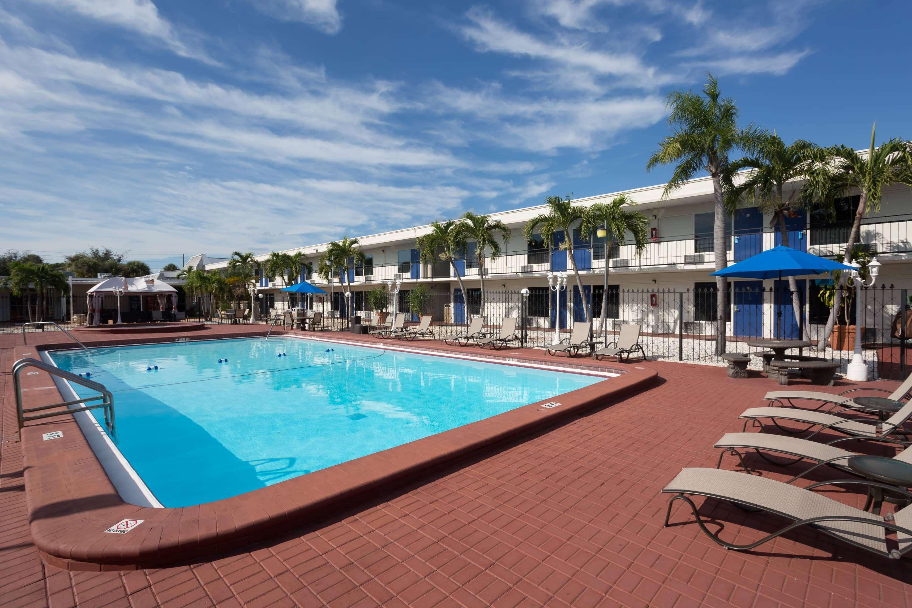 Hotel Super 8 By Wyndham San Petersburgo Exterior foto